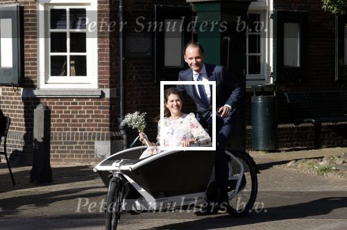 Naarden 24 september 2021
Nina ten Brink de dochter van Robert ten Brink en zijn vrouw Roos trouwt in het gemeentehuis van Naarden Vesting met haar man Laurens Jan . Ze arriveren in een bakfiets.