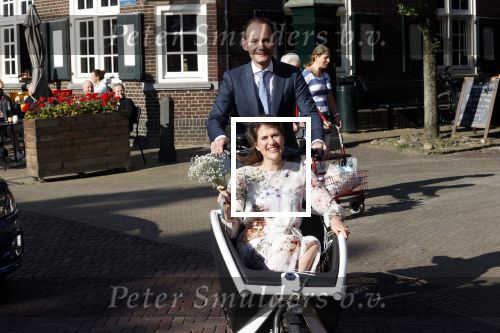 Naarden 24 september 2021
Nina ten Brink de dochter van Robert ten Brink en zijn vrouw Roos trouwt in het gemeentehuis van Naarden Vesting met haar man Laurens Jan . Ze arriveren in een bakfiets.