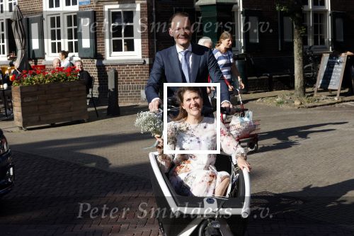 Naarden 24 september 2021
Nina ten Brink de dochter van Robert ten Brink en zijn vrouw Roos trouwt in het gemeentehuis van Naarden Vesting met haar man Laurens Jan . Ze arriveren in een bakfiets.