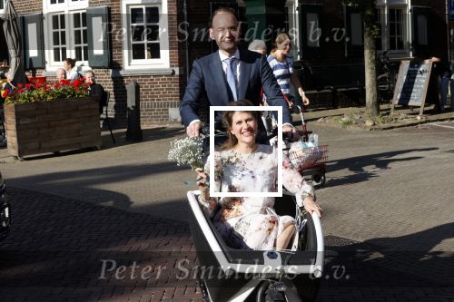 Naarden 24 september 2021
Nina ten Brink de dochter van Robert ten Brink en zijn vrouw Roos trouwt in het gemeentehuis van Naarden Vesting met haar man Laurens Jan . Ze arriveren in een bakfiets.