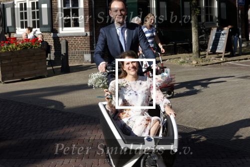 Naarden 24 september 2021
Nina ten Brink de dochter van Robert ten Brink en zijn vrouw Roos trouwt in het gemeentehuis van Naarden Vesting met haar man Laurens Jan . Ze arriveren in een bakfiets.