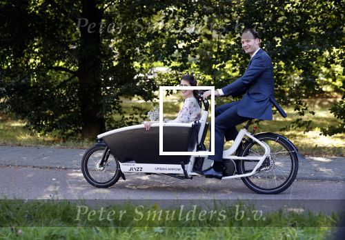Naarden 24 september 2021
Nina ten Brink de dochter van Robert ten Brink en zijn vrouw Roos trouwt in het gemeentehuis van Naarden Vesting met haar man Laurens Jan . Ze arriveren in een bakfiets.