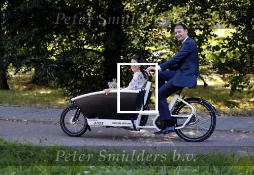 Naarden 24 september 2021
Nina ten Brink de dochter van Robert ten Brink en zijn vrouw Roos trouwt in het gemeentehuis van Naarden Vesting met haar man Laurens Jan . Ze arriveren in een bakfiets.