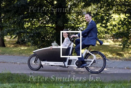 Naarden 24 september 2021
Nina ten Brink de dochter van Robert ten Brink en zijn vrouw Roos trouwt in het gemeentehuis van Naarden Vesting met haar man Laurens Jan . Ze arriveren in een bakfiets.