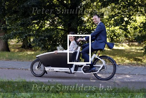 Naarden 24 september 2021
Nina ten Brink de dochter van Robert ten Brink en zijn vrouw Roos trouwt in het gemeentehuis van Naarden Vesting met haar man Laurens Jan . Ze arriveren in een bakfiets.