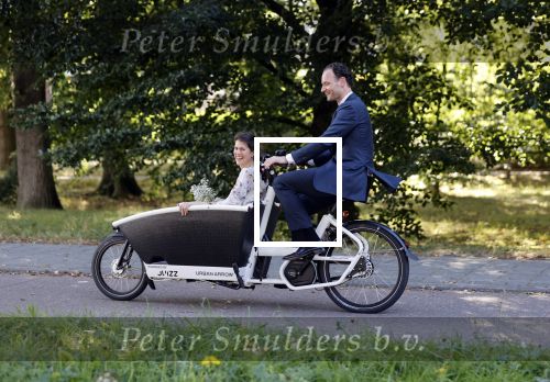 Naarden 24 september 2021
Nina ten Brink de dochter van Robert ten Brink en zijn vrouw Roos trouwt in het gemeentehuis van Naarden Vesting met haar man Laurens Jan . Ze arriveren in een bakfiets.