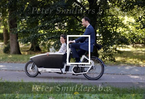 Naarden 24 september 2021
Nina ten Brink de dochter van Robert ten Brink en zijn vrouw Roos trouwt in het gemeentehuis van Naarden Vesting met haar man Laurens Jan . Ze arriveren in een bakfiets.