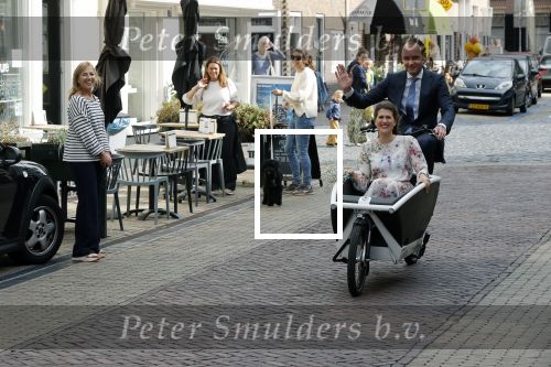 Naarden 24 september 2021
Nina ten Brink de dochter van Robert ten Brink en zijn vrouw Roos trouwt in het gemeentehuis van Naarden Vesting met haar man Laurens Jan . Ze arriveren in een bakfiets.