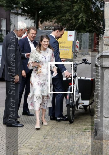Naarden 24 september 2021
Nina ten Brink de dochter van Robert ten Brink en zijn vrouw Roos trouwt in het gemeentehuis van Naarden Vesting met haar man Laurens Jan . Ze arriveren in een bakfiets.
