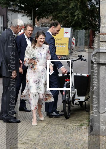 Naarden 24 september 2021
Nina ten Brink de dochter van Robert ten Brink en zijn vrouw Roos trouwt in het gemeentehuis van Naarden Vesting met haar man Laurens Jan . Ze arriveren in een bakfiets.