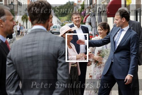Naarden 24 september 2021
Nina ten Brink de dochter van Robert ten Brink en zijn vrouw Roos trouwt in het gemeentehuis van Naarden Vesting met haar man Laurens Jan . Ze arriveren in een bakfiets.