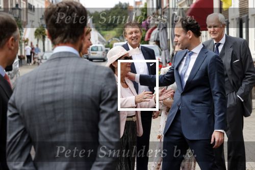 Naarden 24 september 2021
Nina ten Brink de dochter van Robert ten Brink en zijn vrouw Roos trouwt in het gemeentehuis van Naarden Vesting met haar man Laurens Jan . Ze arriveren in een bakfiets.
