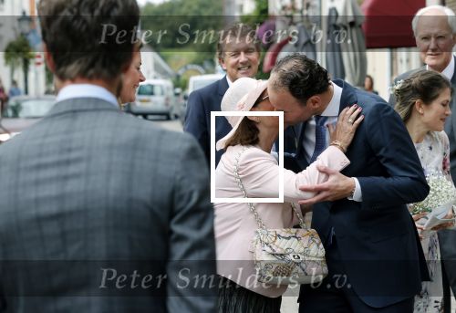 Naarden 24 september 2021
Nina ten Brink de dochter van Robert ten Brink en zijn vrouw Roos trouwt in het gemeentehuis van Naarden Vesting met haar man Laurens Jan . Ze arriveren in een bakfiets.