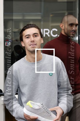 Amsterdam 2 oktober 2021
Patrick Kluivert zijn vrouw Rosanna Nino Wilkes zijn aandeelhouder in het sneakermerk Qurk. De schoenen worden van kurk gemaakt. De winkel zit in de 9 straatjes.