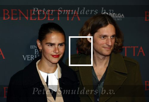 Amsterdam 12 oktober 2021
Premiere Benedetta  in Tuschinski. paul Verhoeven is de regisseur. Olivia Lonsdale met vriend