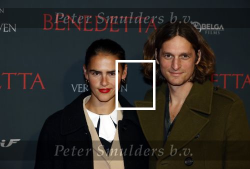 Amsterdam 12 oktober 2021
Premiere Benedetta  in Tuschinski. paul Verhoeven is de regisseur. Olivia Lonsdale met vriend