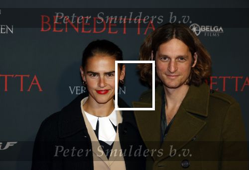 Amsterdam 12 oktober 2021
Premiere Benedetta  in Tuschinski. paul Verhoeven is de regisseur. Olivia Lonsdale met vriend