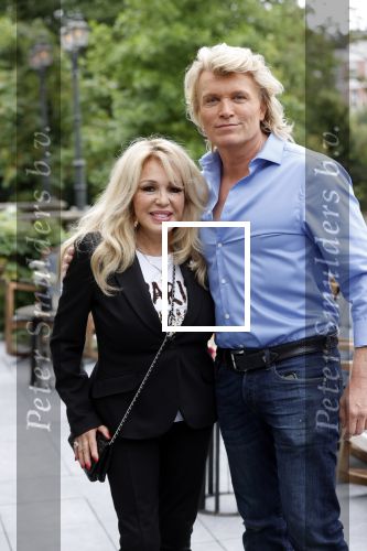 Amsterdam 2 september 2021
Aftrap van Stoptober bij Vondel CS.
Aanwezig Patricia PaaY Hans Klok Bill v Dijk  Louisa en Rowan en Patrick Martens .