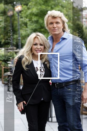 Amsterdam 2 september 2021
Aftrap van Stoptober bij Vondel CS.
Aanwezig Patricia PaaY Hans Klok Bill v Dijk  Louisa en Rowan en Patrick Martens .