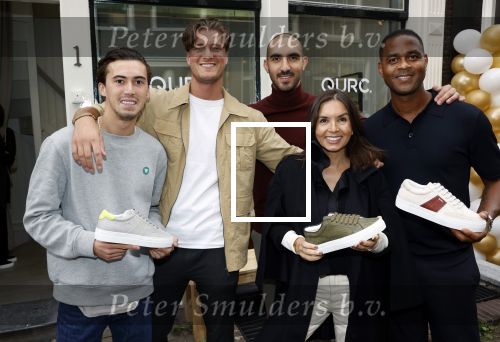 Amsterdam 2 oktober 2021
Patrick Kluivert zijn vrouw Rosanna Nino Wilkes zijn aandeelhouder in het sneakermerk Qurk. De schoenen worden van kurk gemaakt. De winkel zit in de 9 straatjes.