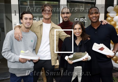Amsterdam 2 oktober 2021
Patrick Kluivert zijn vrouw Rosanna Nino Wilkes zijn aandeelhouder in het sneakermerk Qurk. De schoenen worden van kurk gemaakt. De winkel zit in de 9 straatjes.