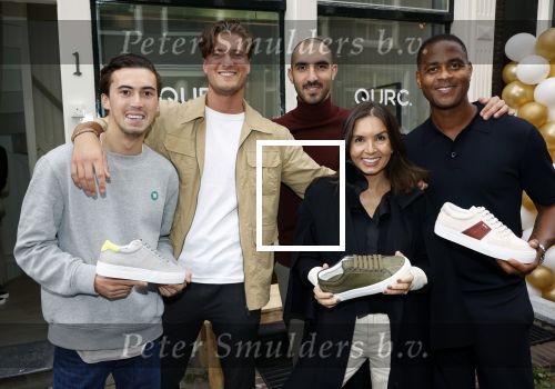 Amsterdam 2 oktober 2021
Patrick Kluivert zijn vrouw Rosanna Nino Wilkes zijn aandeelhouder in het sneakermerk Qurk. De schoenen worden van kurk gemaakt. De winkel zit in de 9 straatjes.