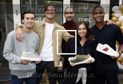 Amsterdam 2 oktober 2021
Patrick Kluivert zijn vrouw Rosanna Nino Wilkes zijn aandeelhouder in het sneakermerk Qurk. De schoenen worden van kurk gemaakt. De winkel zit in de 9 straatjes.