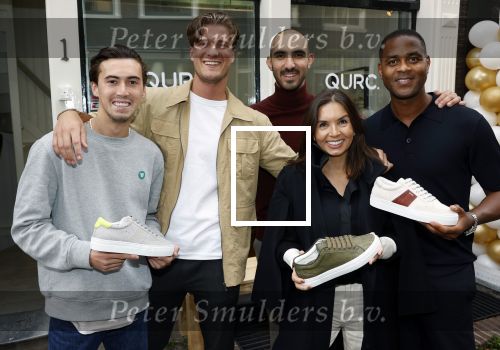 Amsterdam 2 oktober 2021
Patrick Kluivert zijn vrouw Rosanna Nino Wilkes zijn aandeelhouder in het sneakermerk Qurk. De schoenen worden van kurk gemaakt. De winkel zit in de 9 straatjes.