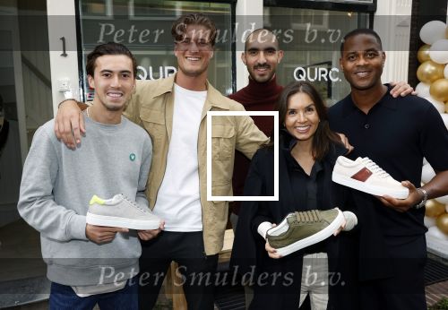 Amsterdam 2 oktober 2021
Patrick Kluivert zijn vrouw Rosanna Nino Wilkes zijn aandeelhouder in het sneakermerk Qurk. De schoenen worden van kurk gemaakt. De winkel zit in de 9 straatjes.