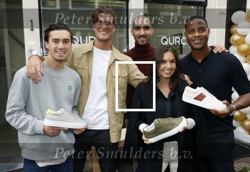 Amsterdam 2 oktober 2021
Patrick Kluivert zijn vrouw Rosanna Nino Wilkes zijn aandeelhouder in het sneakermerk Qurk. De schoenen worden van kurk gemaakt. De winkel zit in de 9 straatjes.