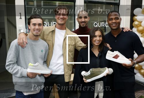 Amsterdam 2 oktober 2021
Patrick Kluivert zijn vrouw Rosanna Nino Wilkes zijn aandeelhouder in het sneakermerk Qurk. De schoenen worden van kurk gemaakt. De winkel zit in de 9 straatjes.
