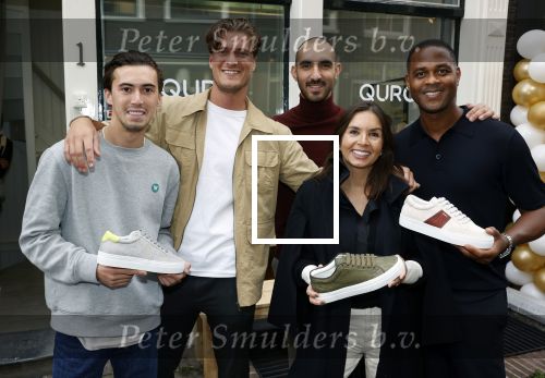 Amsterdam 2 oktober 2021
Patrick Kluivert zijn vrouw Rosanna Nino Wilkes zijn aandeelhouder in het sneakermerk Qurk. De schoenen worden van kurk gemaakt. De winkel zit in de 9 straatjes.
