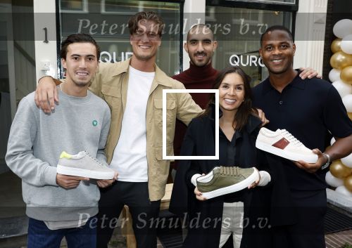Amsterdam 2 oktober 2021
Patrick Kluivert zijn vrouw Rosanna Nino Wilkes zijn aandeelhouder in het sneakermerk Qurk. De schoenen worden van kurk gemaakt. De winkel zit in de 9 straatjes.