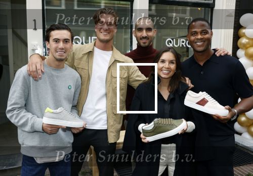Amsterdam 2 oktober 2021
Patrick Kluivert zijn vrouw Rosanna Nino Wilkes zijn aandeelhouder in het sneakermerk Qurk. De schoenen worden van kurk gemaakt. De winkel zit in de 9 straatjes.