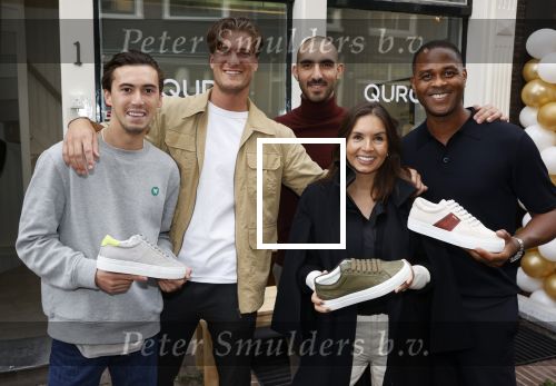 Amsterdam 2 oktober 2021
Patrick Kluivert zijn vrouw Rosanna Nino Wilkes zijn aandeelhouder in het sneakermerk Qurk. De schoenen worden van kurk gemaakt. De winkel zit in de 9 straatjes.