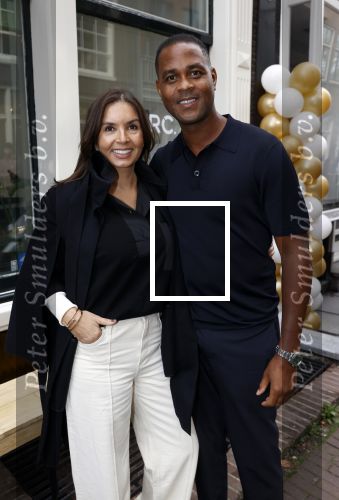 Amsterdam 2 oktober 2021
Patrick Kluivert zijn vrouw Rosanna Nino Wilkes zijn aandeelhouder in het sneakermerk Qurk. De schoenen worden van kurk gemaakt. De winkel zit in de 9 straatjes.