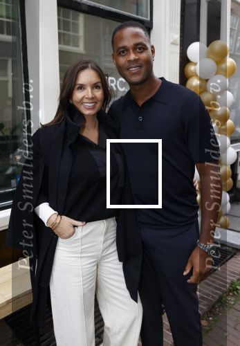 Amsterdam 2 oktober 2021
Patrick Kluivert zijn vrouw Rosanna Nino Wilkes zijn aandeelhouder in het sneakermerk Qurk. De schoenen worden van kurk gemaakt. De winkel zit in de 9 straatjes.