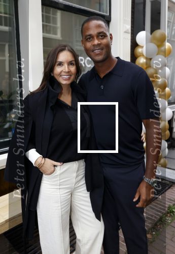 Amsterdam 2 oktober 2021
Patrick Kluivert zijn vrouw Rosanna Nino Wilkes zijn aandeelhouder in het sneakermerk Qurk. De schoenen worden van kurk gemaakt. De winkel zit in de 9 straatjes.