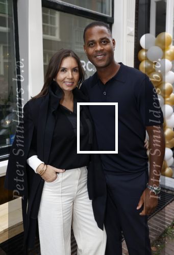 Amsterdam 2 oktober 2021
Patrick Kluivert zijn vrouw Rosanna Nino Wilkes zijn aandeelhouder in het sneakermerk Qurk. De schoenen worden van kurk gemaakt. De winkel zit in de 9 straatjes.