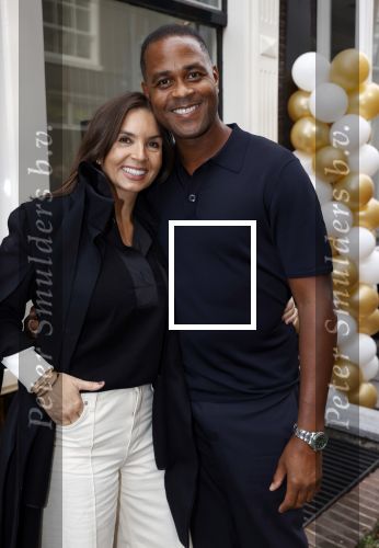 Amsterdam 2 oktober 2021
Patrick Kluivert zijn vrouw Rosanna Nino Wilkes zijn aandeelhouder in het sneakermerk Qurk. De schoenen worden van kurk gemaakt. De winkel zit in de 9 straatjes.