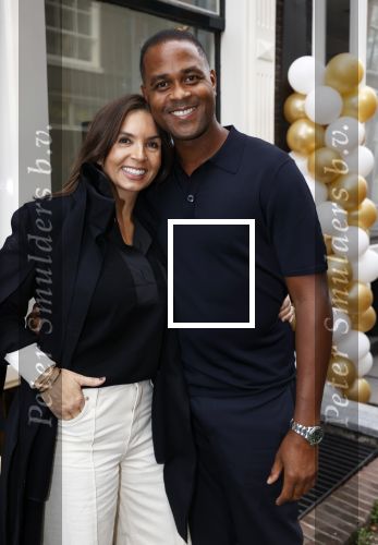 Amsterdam 2 oktober 2021
Patrick Kluivert zijn vrouw Rosanna Nino Wilkes zijn aandeelhouder in het sneakermerk Qurk. De schoenen worden van kurk gemaakt. De winkel zit in de 9 straatjes.