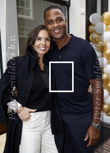 Amsterdam 2 oktober 2021
Patrick Kluivert zijn vrouw Rosanna Nino Wilkes zijn aandeelhouder in het sneakermerk Qurk. De schoenen worden van kurk gemaakt. De winkel zit in de 9 straatjes.