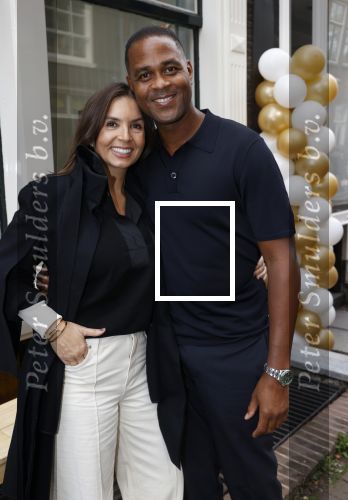 Amsterdam 2 oktober 2021
Patrick Kluivert zijn vrouw Rosanna Nino Wilkes zijn aandeelhouder in het sneakermerk Qurk. De schoenen worden van kurk gemaakt. De winkel zit in de 9 straatjes.