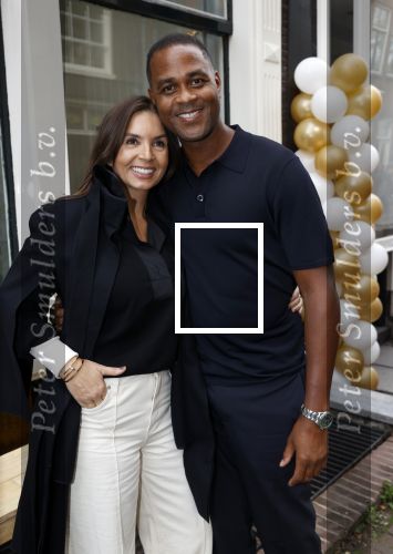 Amsterdam 2 oktober 2021
Patrick Kluivert zijn vrouw Rosanna Nino Wilkes zijn aandeelhouder in het sneakermerk Qurk. De schoenen worden van kurk gemaakt. De winkel zit in de 9 straatjes.