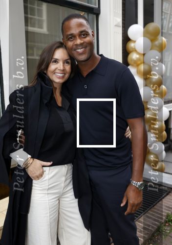Amsterdam 2 oktober 2021
Patrick Kluivert zijn vrouw Rosanna Nino Wilkes zijn aandeelhouder in het sneakermerk Qurk. De schoenen worden van kurk gemaakt. De winkel zit in de 9 straatjes.