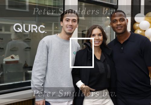 Amsterdam 2 oktober 2021
Patrick Kluivert zijn vrouw Rosanna Nino Wilkes zijn aandeelhouder in het sneakermerk Qurk. De schoenen worden van kurk gemaakt. De winkel zit in de 9 straatjes.