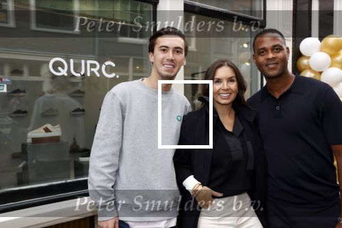 Amsterdam 2 oktober 2021
Patrick Kluivert zijn vrouw Rosanna Nino Wilkes zijn aandeelhouder in het sneakermerk Qurk. De schoenen worden van kurk gemaakt. De winkel zit in de 9 straatjes.