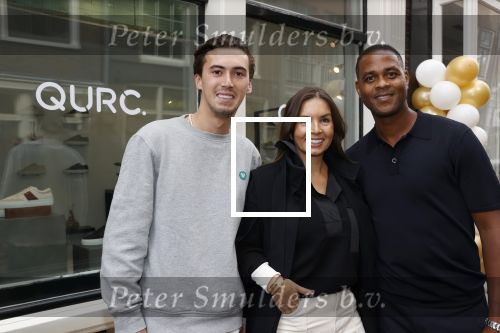 Amsterdam 2 oktober 2021
Patrick Kluivert zijn vrouw Rosanna Nino Wilkes zijn aandeelhouder in het sneakermerk Qurk. De schoenen worden van kurk gemaakt. De winkel zit in de 9 straatjes.