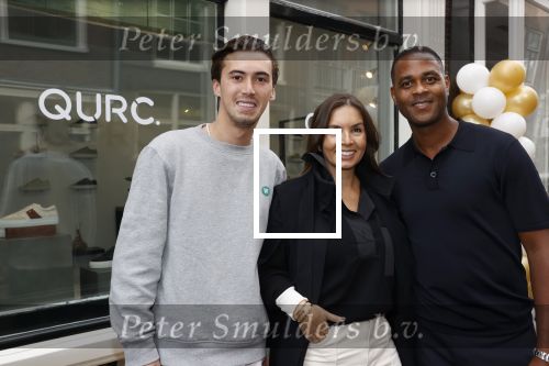 Amsterdam 2 oktober 2021
Patrick Kluivert zijn vrouw Rosanna Nino Wilkes zijn aandeelhouder in het sneakermerk Qurk. De schoenen worden van kurk gemaakt. De winkel zit in de 9 straatjes.
