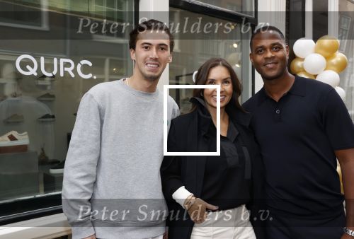 Amsterdam 2 oktober 2021
Patrick Kluivert zijn vrouw Rosanna Nino Wilkes zijn aandeelhouder in het sneakermerk Qurk. De schoenen worden van kurk gemaakt. De winkel zit in de 9 straatjes.